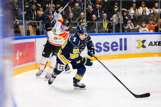 Brynäs Johannes Kinnvall och HV71s Andre Petersson