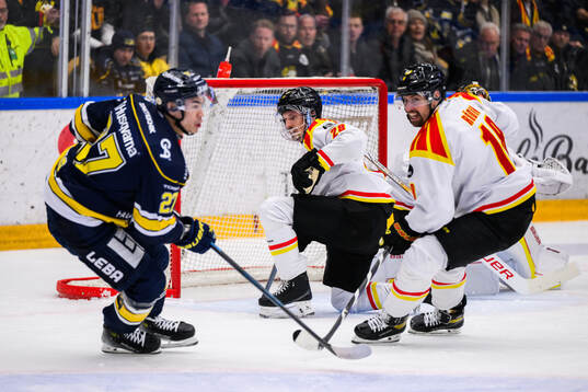 HV71s Jonathan Ang och Brynäs Johannes Kinnvall och Anton
