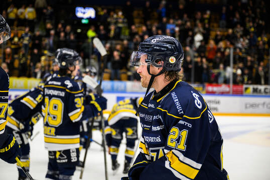 HV71s Mattias Tedenby  jublar