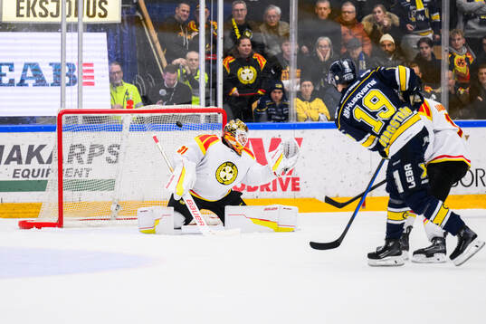 HV71s Henrik Borgström gör 4-3 på Brynäs målvakt Erik