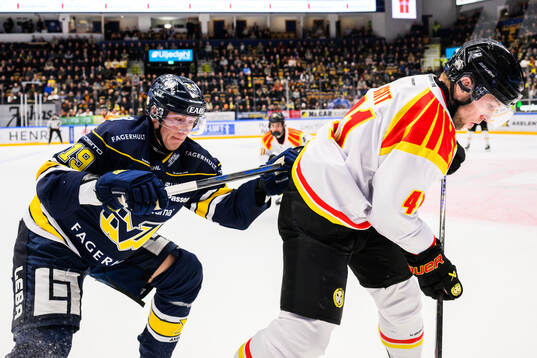 HV71s Henrik Borgström och Brynäs Greg Scott