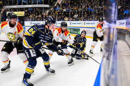 HV71s Oscar Fisker Molgaard, HV71s Isac Brännström och