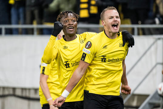 Gustav Henriksson of Elfsborg celebrates with Jalal Abdullai