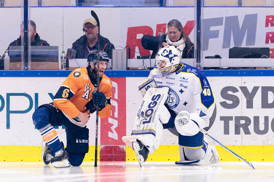 Växjös Petter Granberg och Leksands målvakt Mantas