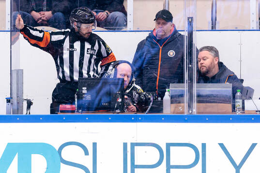Domare Mattias Enroth och Domare Mikael Holm gör en