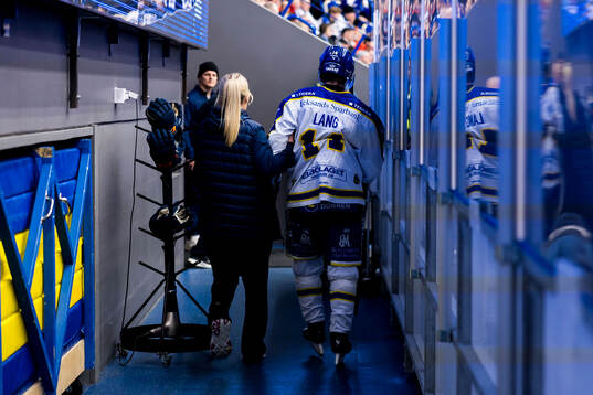 i250123 Leksands Oskar Lang lämnar isen skadad