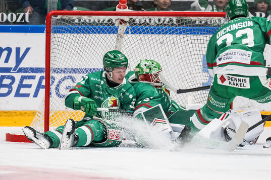 Rögles Felix Nilsson och målvakt Arvid Holm