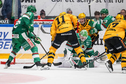 Skellefteås Max Lindholm och Rögles målvakt Arvid Holm
