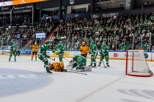 Skellefteås Pär Lindholm  och Rögles målvakt Arvid Holm