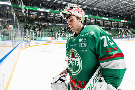 Rögles målvakt Arvid Holm jublar