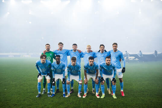 The starting eleven of Malmö FF pose for a team photo