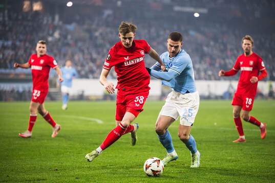 Max Bruns of Twente and Gabriel Busanello of Malmö FF