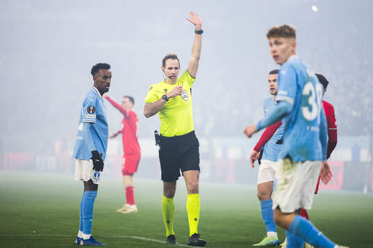 Referee Sascha Stegemann