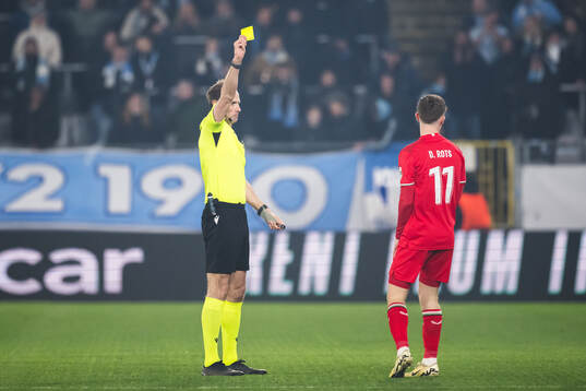 Daan Rots of Twente recieves a yellow card by Referee