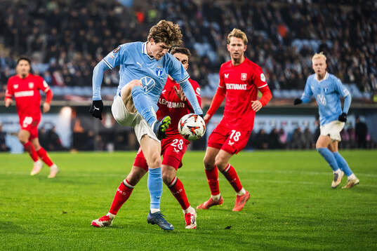Oliver Berg of Malmö FF and Bart Van Rooij of Twente