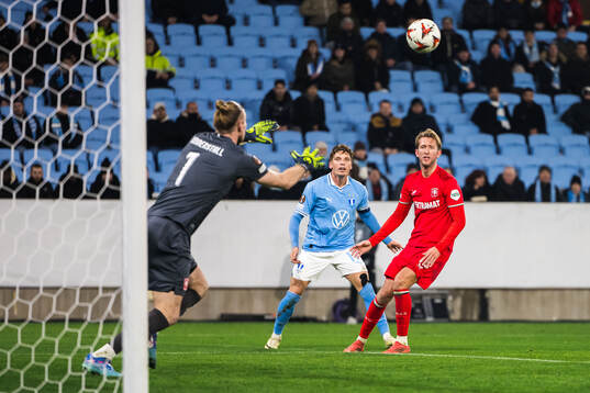Jens Stryger Larsen of Malmö FF against goalkeeper Lars