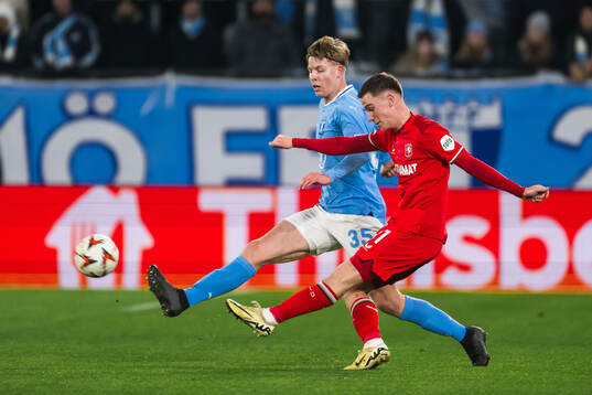 Nils Zätterström of Malmö FF and Daan Rots of Twente