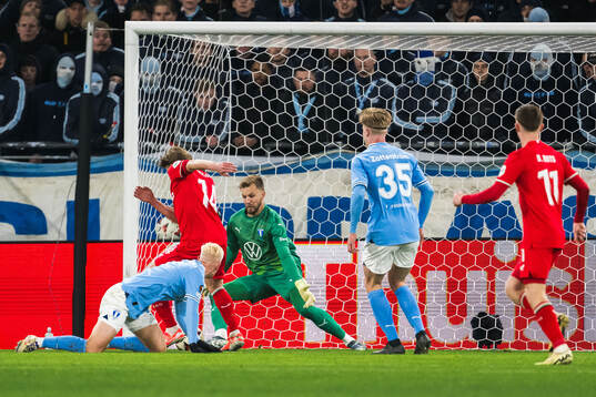 Sem Steijn of Twente against goalkeeper Ricardo Friedrich