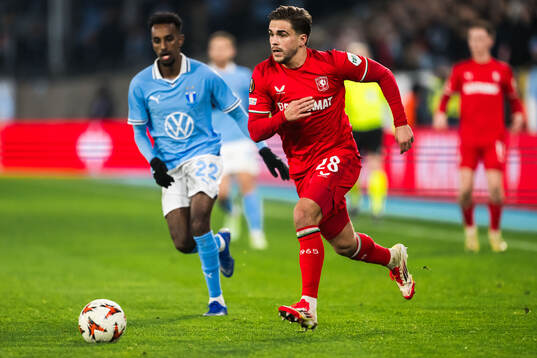 Bart Van Rooij of Twente and Taha Ali of Malmö FF