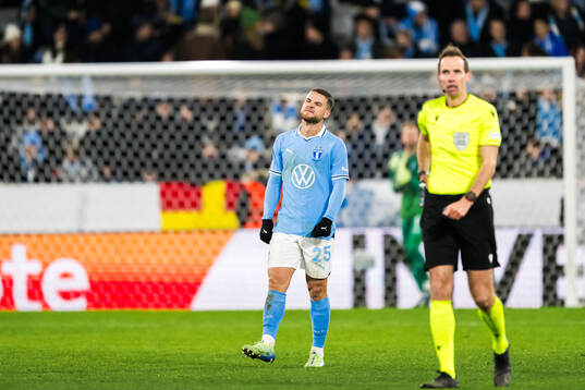 Gabriel Busanello of Malmö FF and Referee Sascha Stegemann