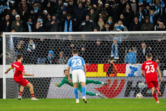 Ricky van Wolfswinkel of Twente scores 1-2 behind