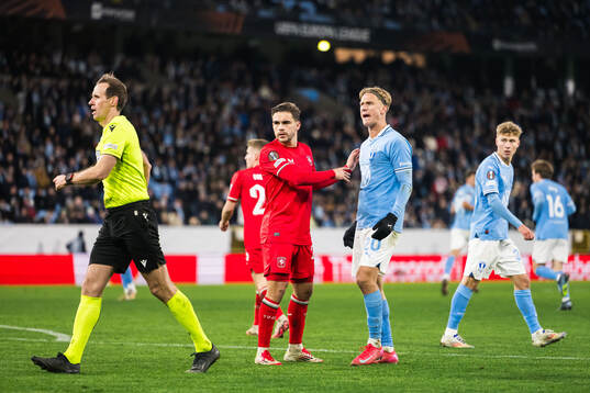 Bart Van Rooij of Twente, Referee Sascha Stegemann and Erik