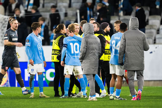 Anders Christiansen of Malmö FF and Referee Sascha