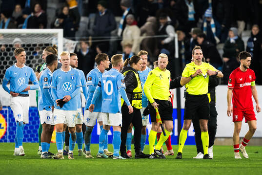 Anders Christiansen of Malmö FF and Referee Sascha