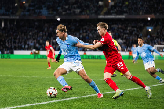 Erik Botheim of Malmö FF and Max Bruns of Twente