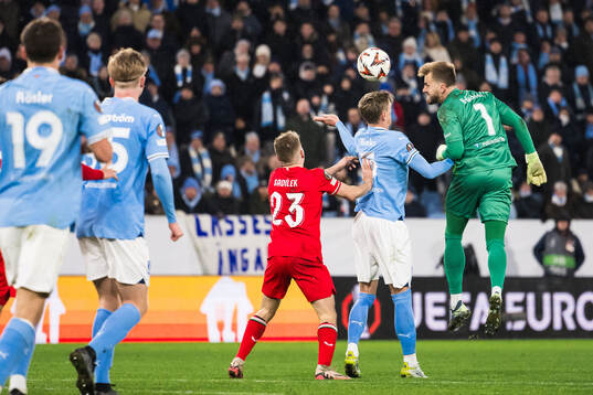 Michal Sadilek of Twente against Søren Rieks and