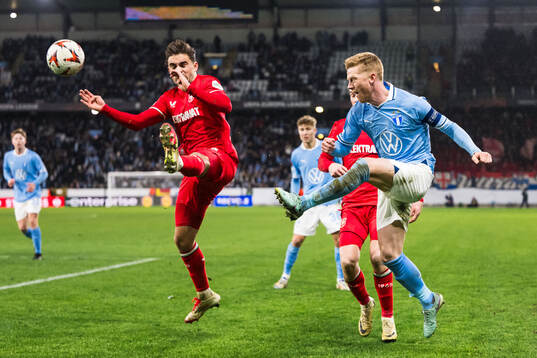 Bart Van Rooij of Twente and Anders Christiansen of Malmö
