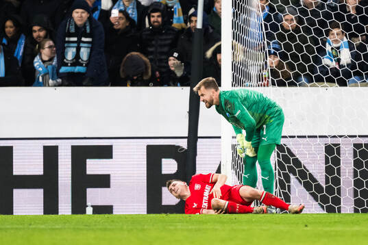 Daan Rots of Twente and goalkeeper Ricardo Friedrich of