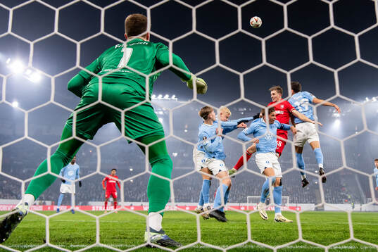 Max Bruns of Twente in action with Otto Rosengren, Nils