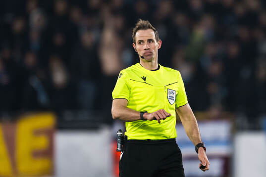Referee Sascha Stegemann