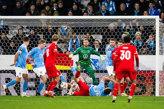 Nils Zätterström and goalkeeper Ricardo Friedrich of