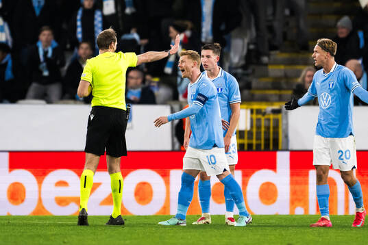 Anders Christiansen of Malmö FF and Referee Sascha