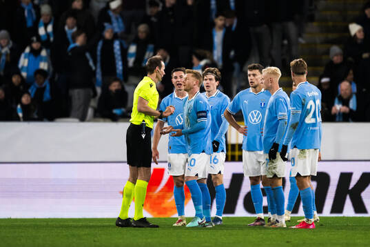 Anders Christiansen of Malmö FF and Referee Sascha