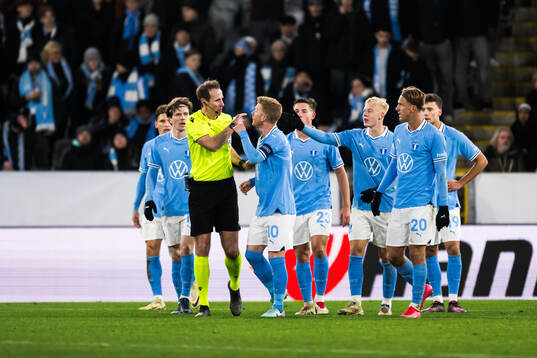 Anders Christiansen of Malmö FF and Referee Sascha