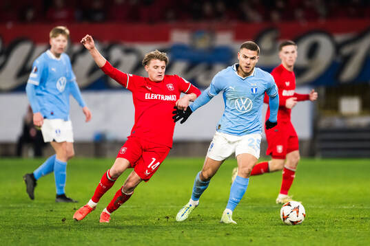 Sem Steijn of Twente and Gabriel Busanello of Malmö FF