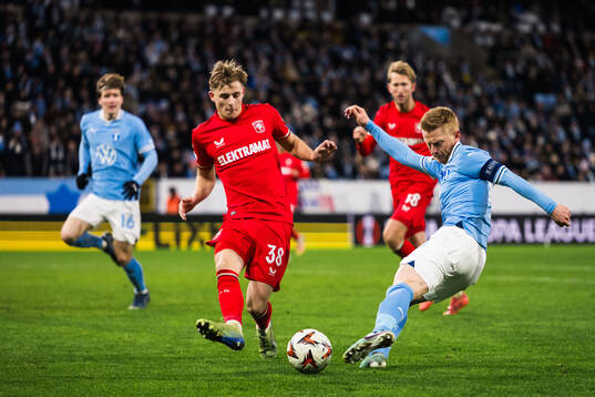 Max Bruns of Twente and Anders Christiansen of Malmö FF