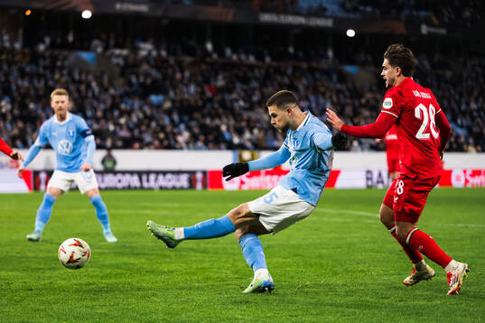 Gabriel Busanello of Malmö FF and Bart Van Rooij of Twente