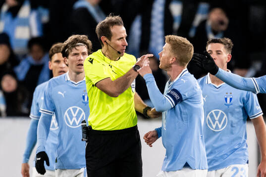 Referee Sascha Stegemann and Anders Christiansen of Malmö