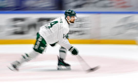 uFärjestads Henrik Björklund nder ishockeymatchen i SHL
