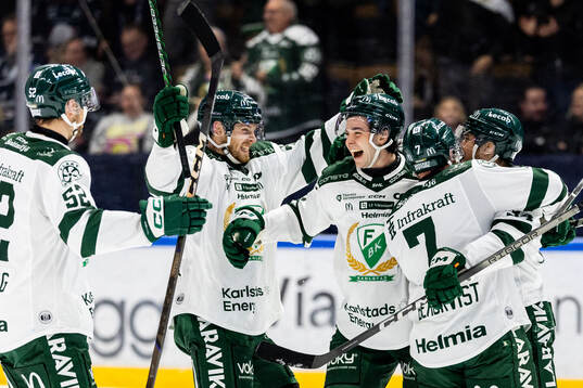 Färjestads Axel Bergkvist jublar med lagkamrater