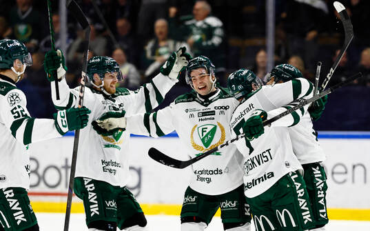 Färjestads spelare med Viktor Lodin jublar