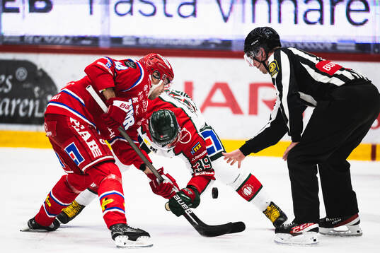 Timrås Emil Pettersson tekar mot Frölundas Mikael Ruohomaa