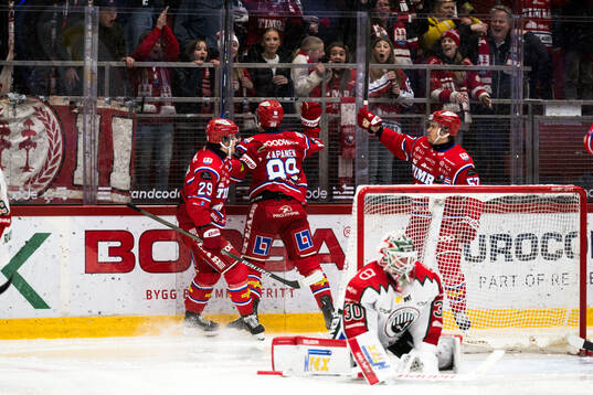 Timrås Oliver Kapanen jublar med Filip Hållander och