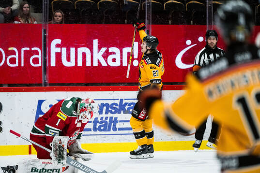 Modos målvakt Ebbe Lundberg deppar och Luleås Oskari