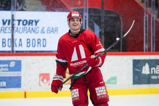 Modos Tobias Winberg innan ishockeymatchen i SHL mellan