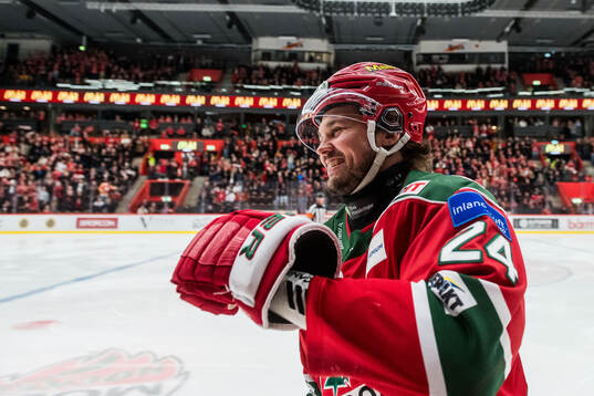 Modos Måns Carlsson jublar